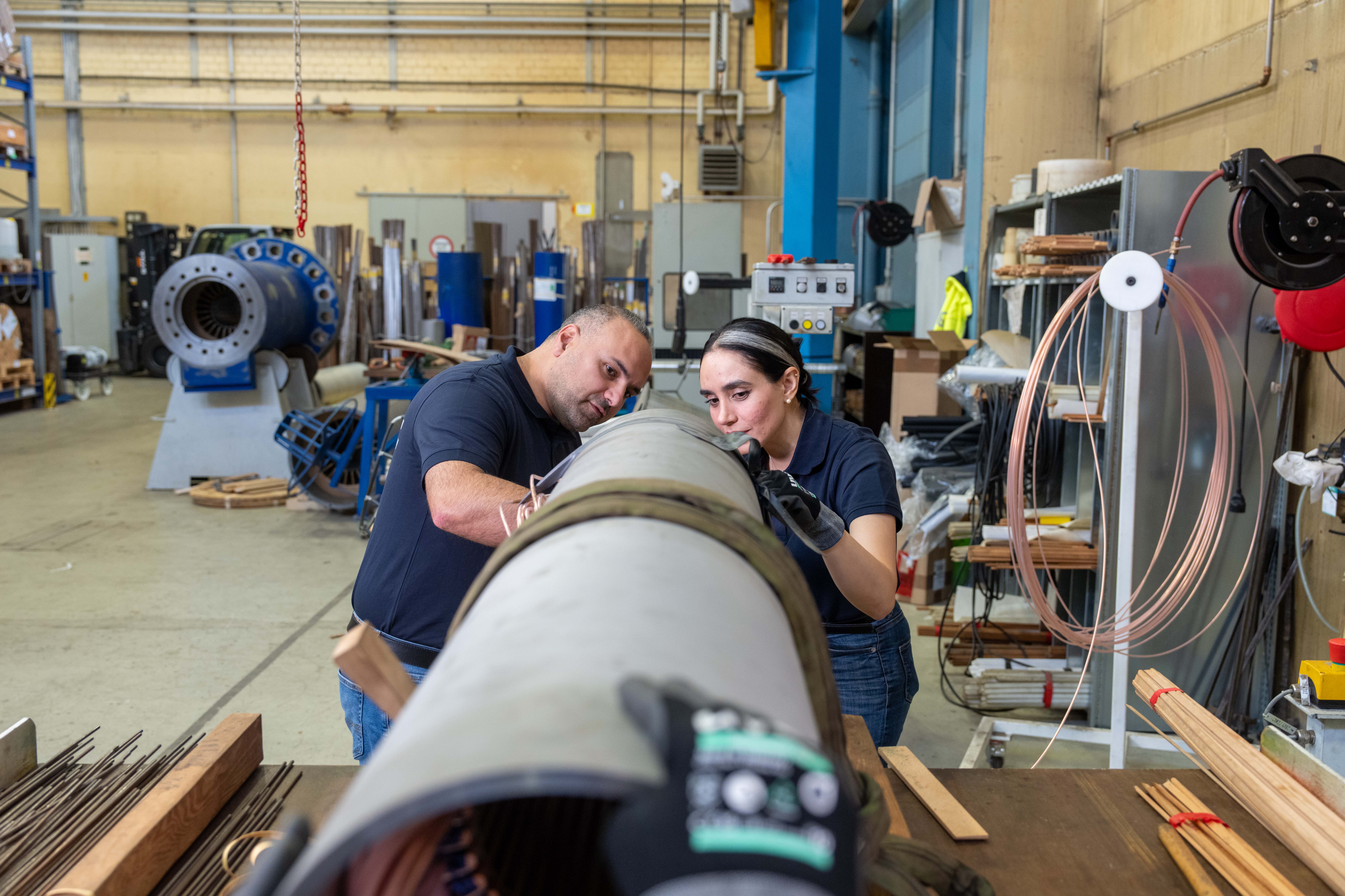 241120_INSA_00611_Man_Woman